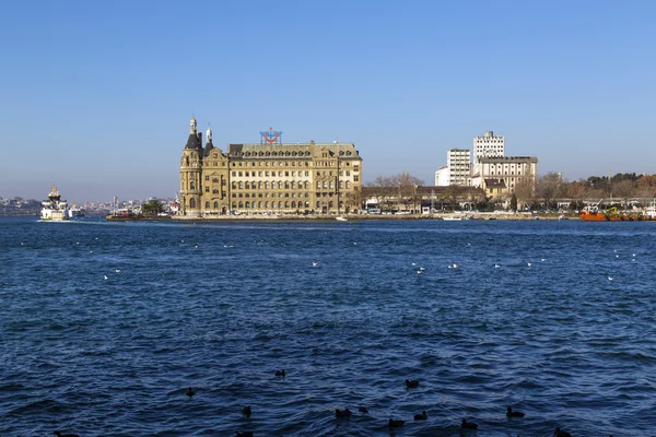 Vista do edifício histórico da Estação Ferroviária Haydarpasa e Dockyard na costa de Kadikoy, lado asiático de Istambul — Fotografia de Stock