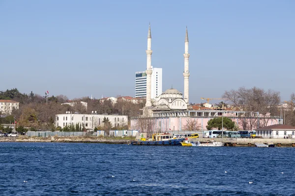 Pohled na mešitu Haydarpasa z Bosporusu — Stock fotografie