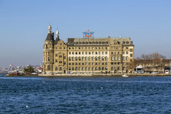 Vista do edifício histórico da Estação Ferroviária Haydarpasa e Dockyard na costa de Kadikoy, lado asiático de Istambul — Fotografia de Stock