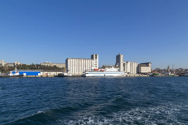 Vista da doca comercial de Kadikoy localizada na costa de Kadikoy, lado asiático de Istambul, Turquia — Fotografia de Stock
