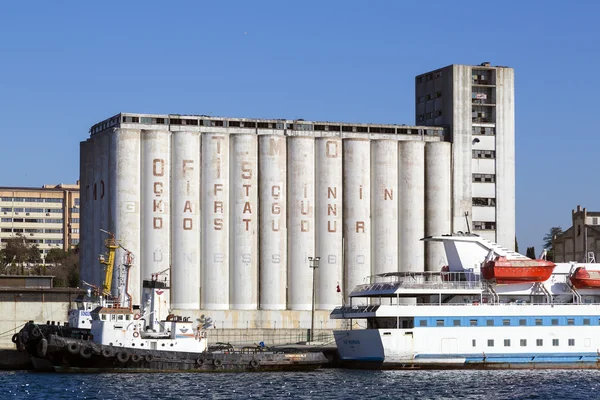 Vista da doca comercial de Kadikoy localizada na costa de Kadikoy, lado asiático de Istambul, Turquia — Fotografia de Stock