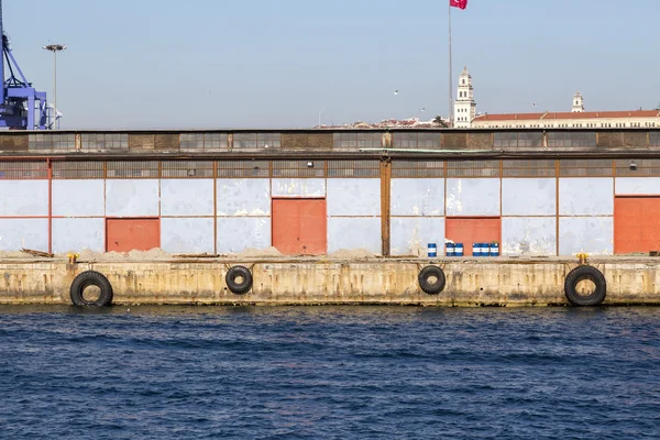 Vista desde el muelle comercial de Kadikoy situado en la costa de Kadikoy, lado asiático de Estambul, Turquía — Foto de Stock