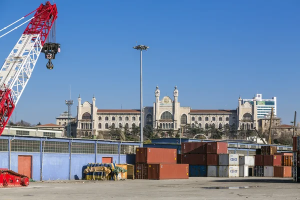 Vy från Kadikoy kommersiella docka ligger på Kadikoy kusten, asiatiska sidan av Istanbul, Turkiet — Stockfoto