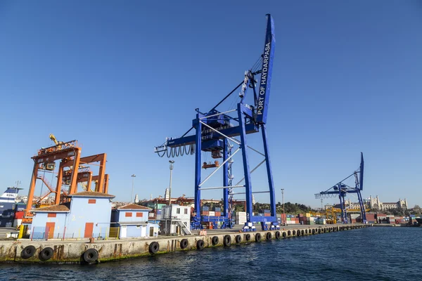 Vy från Kadikoy kommersiella docka ligger på Kadikoy kusten, asiatiska sidan av Istanbul, Turkiet — Stockfoto