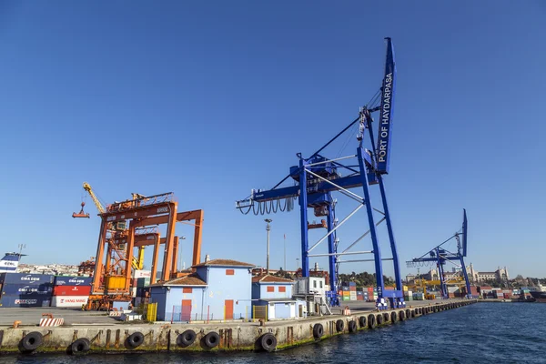 Vista da doca comercial de Kadikoy localizada na costa de Kadikoy, lado asiático de Istambul, Turquia — Fotografia de Stock