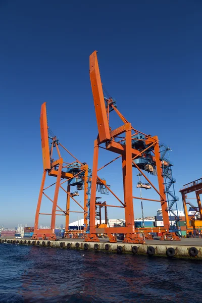 Vista desde el muelle comercial de Kadikoy situado en la costa de Kadikoy, lado asiático de Estambul, Turquía —  Fotos de Stock