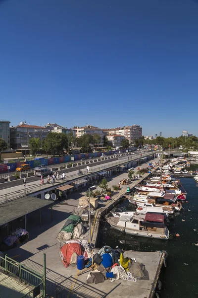 Visa från Atakoy kusten ligger på den europeiska sidan av Istanbul. Båtar på vattnet i Marmarasjön. — Stockfoto