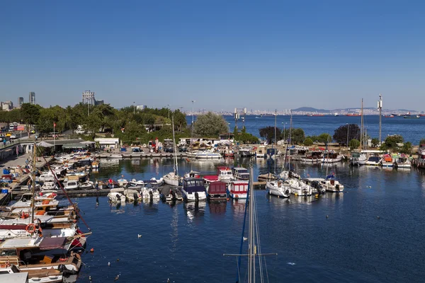 Vista da costa de Atakoy localizada no lado europeu de Istambul. Barcos nas águas do Mar de Mármara . — Fotografia de Stock