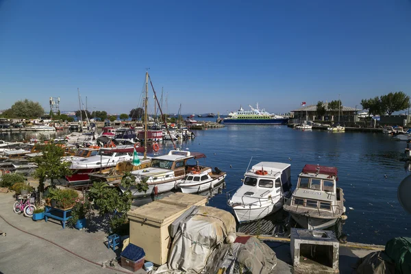 Istanbul Avrupa tarafında bulunan Ataköy sahil üzerinden görüntüleyin. Marmara Denizi sularının gemilerde. — Stok fotoğraf