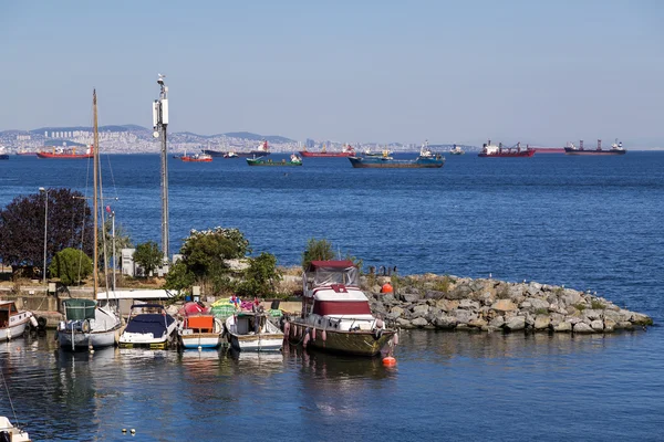 Istanbul Avrupa tarafında bulunan Ataköy sahil üzerinden görüntüleyin. Marmara Denizi sularının gemilerde. — Stok fotoğraf