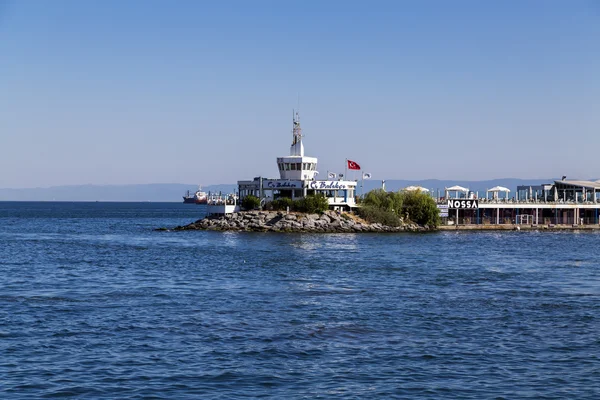 Vista da costa de Atakoy localizada no lado europeu de Istambul. Barcos nas águas do Mar de Mármara . — Fotografia de Stock