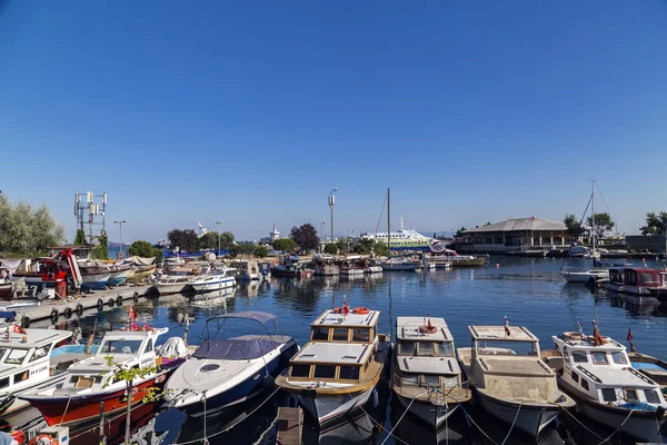 Uitzicht vanaf Atakoy kustlijn ligt aan de Europese kant van Istanboel. Boten op de wateren van de zee van Marmara. — Stockfoto
