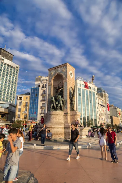 Turkish people gathering and waving flags at Taksim Square. The meetings were called Duty for Democracy after the failed July-15 coup attempt of Gulenist militants. — Stock Photo, Image