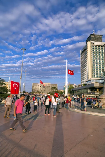 Turecký lid shromažďování a mávali vlajkami na náměstí Taksim. Schůzky nazývaly cla za demokracii, po nezdařeného puče červenec-15 pokus Gulenist militantů. — Stock fotografie