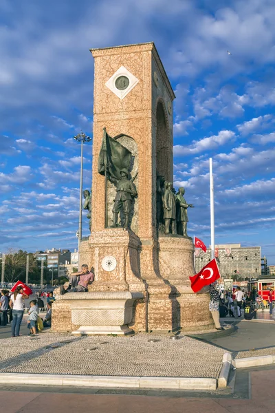Türken versammeln sich und schwenken Fahnen auf dem Taksim-Platz. die Versammlungen wurden nach dem gescheiterten Putschversuch der militanten Gulenisten vom 15. Juli als Pflicht für die Demokratie bezeichnet. — Stockfoto