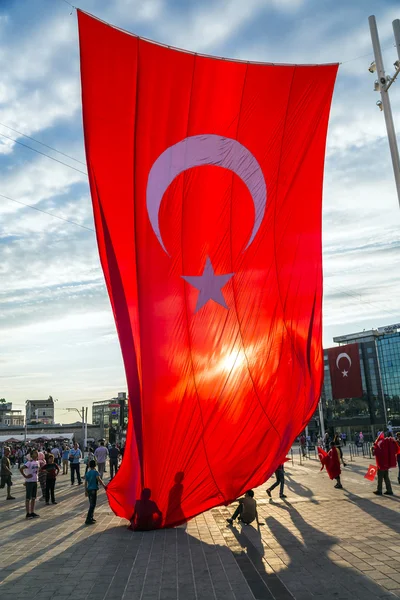 Turecký lid shromažďování a mávali vlajkami na náměstí Taksim. Schůzky nazývaly cla za demokracii, po nezdařeného puče červenec-15 pokus Gulenist militantů. — Stock fotografie