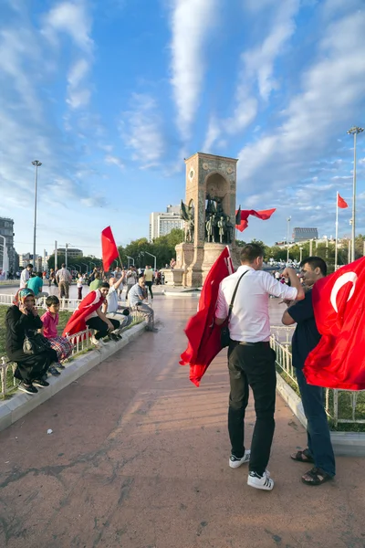 Turecký lid shromažďování a mávali vlajkami na náměstí Taksim. Schůzky nazývaly cla za demokracii, po nezdařeného puče červenec-15 pokus Gulenist militantů. — Stock fotografie