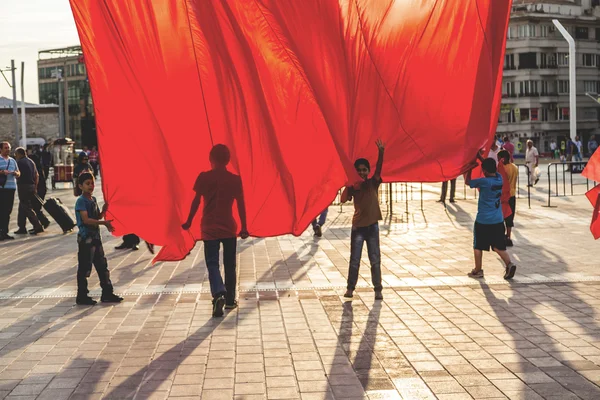 Turkish people gathering and waving flags at Taksim Square. The meetings were called Duty for Democracy after the failed July-15 coup attempt of Gulenist militants. — Stock Photo, Image