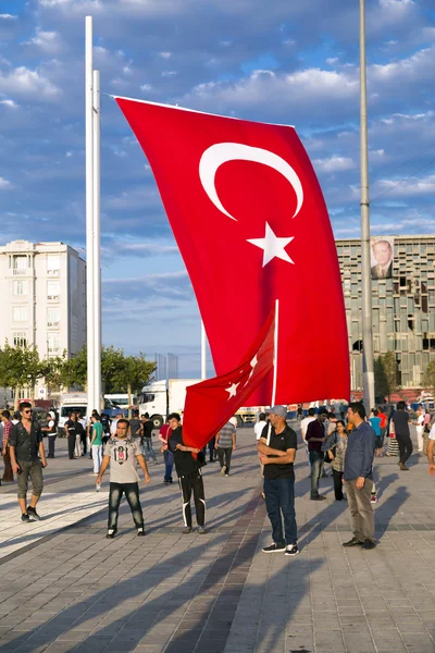 Turkse mensen verzamelen en wuivende vlaggen in Taksim Square. De vergaderingen heetten plicht voor de democratie na de mislukte coup van de juli-15 proberen van de militanten van de Gulenist. — Stockfoto