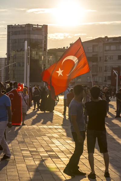 土耳其人收集，挥舞着旗帜在塔克西姆广场。会议后失败 7 月 15 政变的葛激进分子，是被呼吁民主的责任. — 图库照片