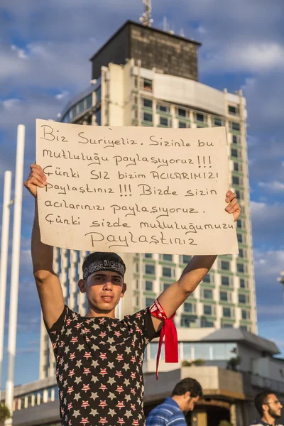 Povo turco se reunindo e agitando bandeiras na Praça Taksim. As reuniões foram chamadas de Duty for Democracy após a fracassada tentativa de golpe de julho-15 de militantes Gulenistas . — Fotografia de Stock