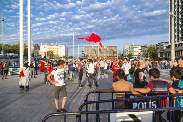 Turkiska folket insamling och vifta med flaggor på Taksim-torget. Mötena kallades plikt för demokrati efter den misslyckade kuppen-15 juli försök av Gulenist militanta. — Stockfoto