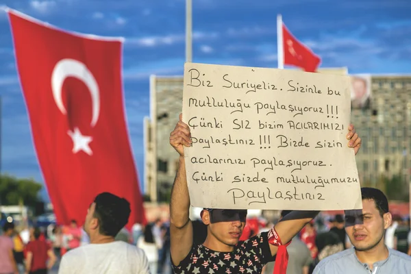 Povo turco se reunindo e agitando bandeiras na Praça Taksim. As reuniões foram chamadas de Duty for Democracy após a fracassada tentativa de golpe de julho-15 de militantes Gulenistas . — Fotografia de Stock