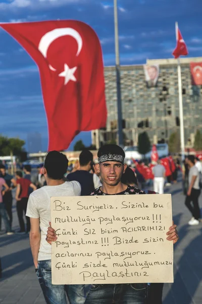 Turkse mensen verzamelen en wuivende vlaggen in Taksim Square. De vergaderingen heetten plicht voor de democratie na de mislukte coup van de juli-15 proberen van de militanten van de Gulenist. — Stockfoto