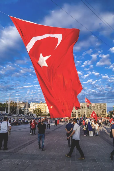 Povo turco se reunindo e agitando bandeiras na Praça Taksim. As reuniões foram chamadas de Duty for Democracy após a fracassada tentativa de golpe de julho-15 de militantes Gulenistas . — Fotografia de Stock