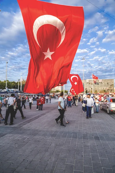 Turecký lid shromažďování a mávali vlajkami na náměstí Taksim. Schůzky nazývaly cla za demokracii, po nezdařeného puče červenec-15 pokus Gulenist militantů. — Stock fotografie