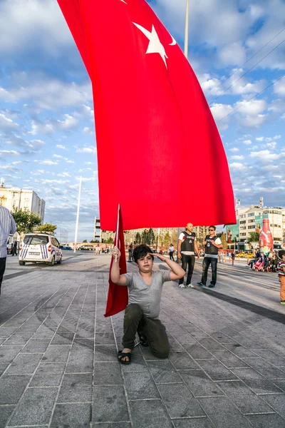 Turecký lid shromažďování a mávali vlajkami na náměstí Taksim. Schůzky nazývaly cla za demokracii, po nezdařeného puče červenec-15 pokus Gulenist militantů. — Stock fotografie