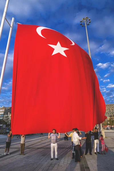 Turecký lid shromažďování a mávali vlajkami na náměstí Taksim. Schůzky nazývaly cla za demokracii, po nezdařeného puče červenec-15 pokus Gulenist militantů. — Stock fotografie