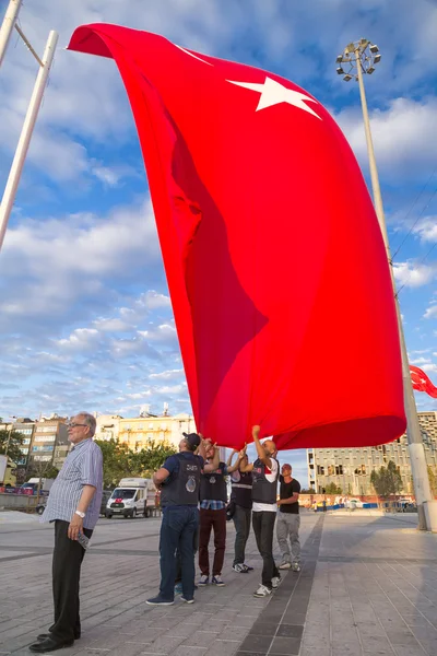 Turecký lid shromažďování a mávali vlajkami na náměstí Taksim. Schůzky nazývaly cla za demokracii, po nezdařeného puče červenec-15 pokus Gulenist militantů. — Stock fotografie