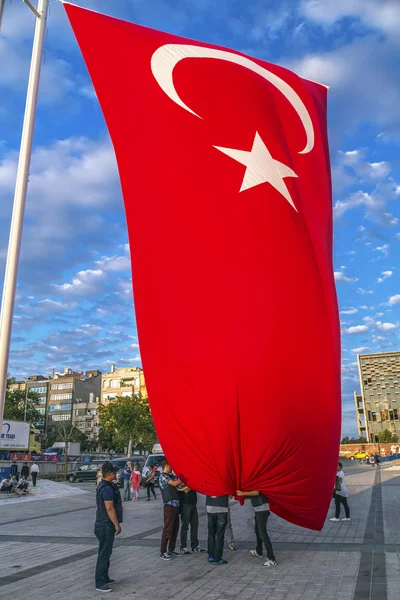 Povo turco se reunindo e agitando bandeiras na Praça Taksim. As reuniões foram chamadas de Duty for Democracy após a fracassada tentativa de golpe de julho-15 de militantes Gulenistas . — Fotografia de Stock