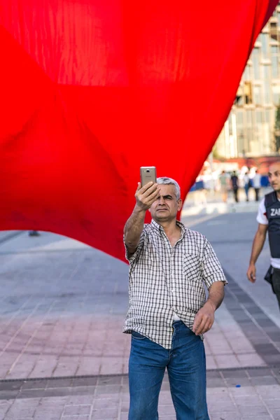 Turkish people gathering and waving flags at Taksim Square. The meetings were called Duty for Democracy after the failed July-15 coup attempt of Gulenist militants. — Stock Photo, Image