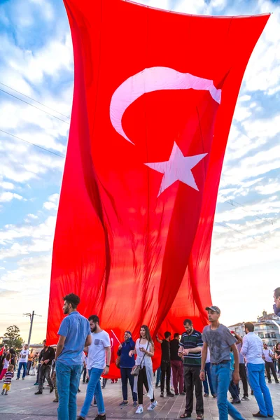 Turkiska folket insamling och vifta med flaggor på Taksim-torget. Mötena kallades plikt för demokrati efter den misslyckade kuppen-15 juli försök av Gulenist militanta. — Stockfoto