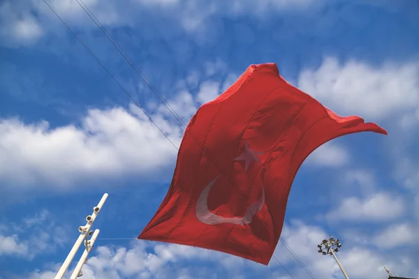 Enorme bandera turca ondeando en el cielo azul — Foto de Stock