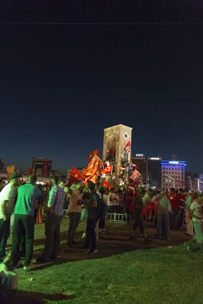 Turecký lid a fotbalové kluby příznivců na náměstí Taksim. Schůzky nazývaly cla za demokracii, po nezdařeného puče 15 července pokus Gulenist militantů. — Stock fotografie