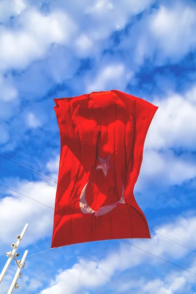 Grande bandeira turca acenando no céu azul — Fotografia de Stock