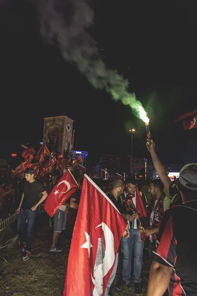 Gente turca y aficionados a los clubes de fútbol en Taksim Square. Las reuniones se llamaron Deber para la Democracia después del fallido intento de golpe de estado del 15 de julio de militantes Gulenistas . — Foto de Stock