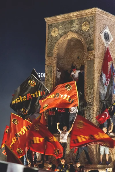 Povo turco e torcedores de clubes de futebol na Praça Taksim. As reuniões foram chamadas de dever para a democracia após a fracassada tentativa de golpe de 15 de julho de militantes Gulenistas . — Fotografia de Stock