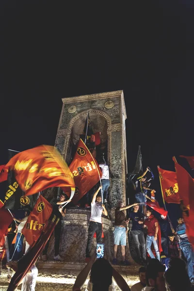 Turecký lid a fotbalové kluby příznivců na náměstí Taksim. Schůzky nazývaly cla za demokracii, po nezdařeného puče 15 července pokus Gulenist militantů. — Stock fotografie