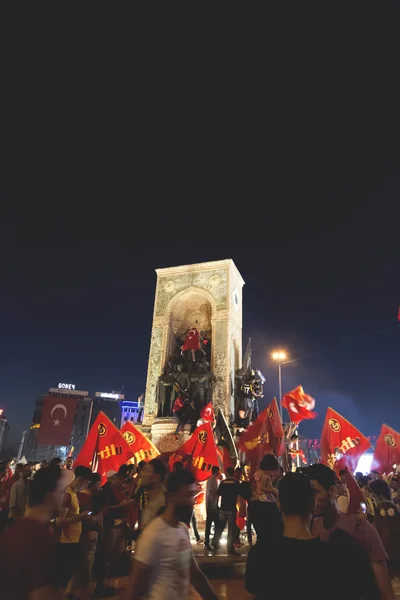 Gente turca y aficionados a los clubes de fútbol en Taksim Square. Las reuniones se llamaron Deber para la Democracia después del fallido intento de golpe de estado del 15 de julio de militantes Gulenistas . — Foto de Stock