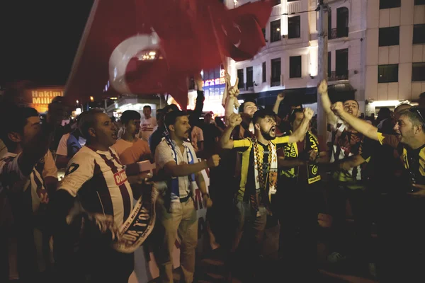 Török nép és labdarúgó klubok támogatói a Taksim téren. Az ülések hívták vám-demokrácia után július 15-én nem puccs a fegyveresek Gulenist. — Stock Fotó
