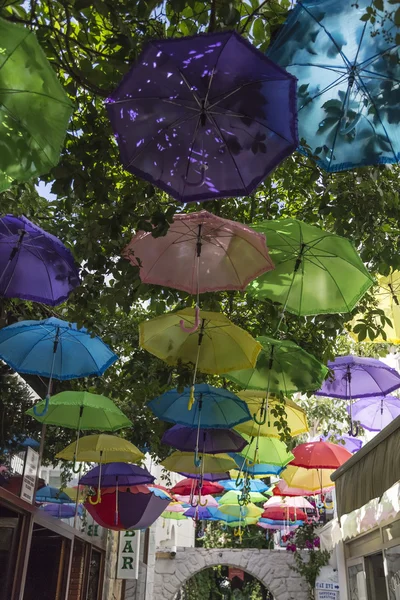 Paraplyer som täcker en gata i Belgrad, parasoll används som gatan dekoration — Stockfoto