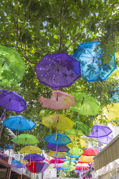 Paraguas que cubren una calle de Belgrado, sombrillas utilizadas como decoración de calles — Foto de Stock