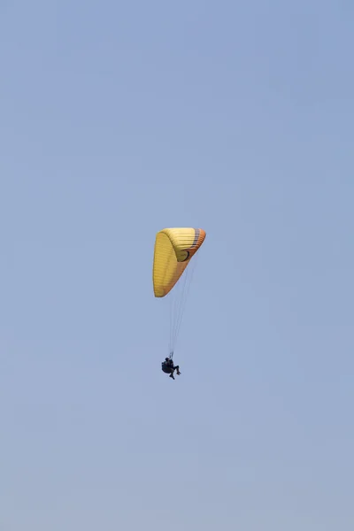 Paraglider i skyn — Stockfoto