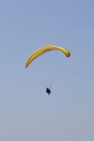Paraglider i skyn — Stockfoto