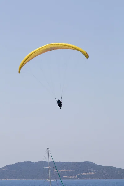 Paraglider i skyn — Stockfoto