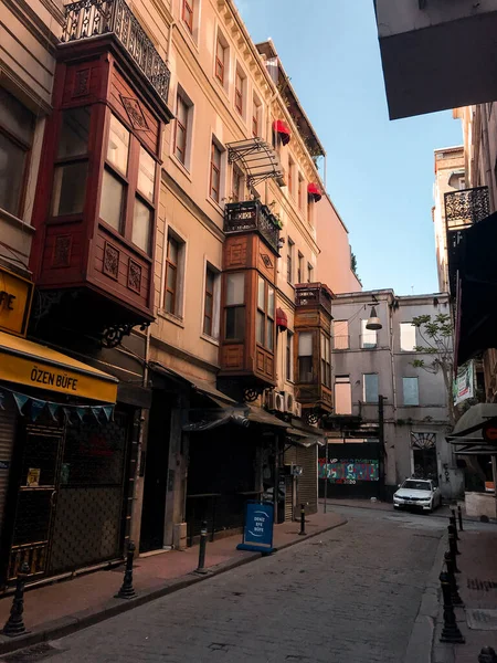 トルコのイスタンブール 2021年5月9日 イスタンブールの通り ヨーロッパ側の一般的な建築物からの眺め Covid 19ロックダウン中のイスティクラル ストリート — ストック写真